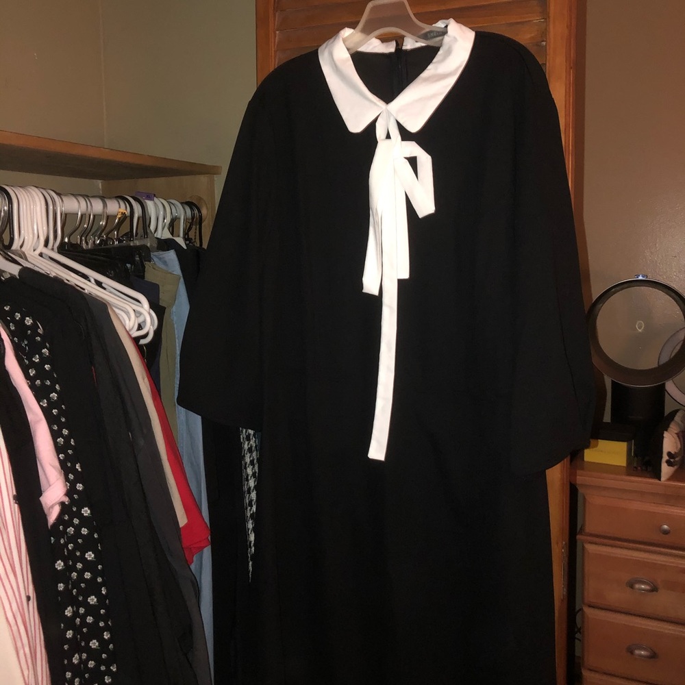 NEVER WORN Midi Dress W/ Tie Collar / Zipper back